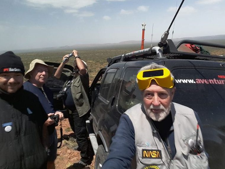 Socio operando equipos en el campo